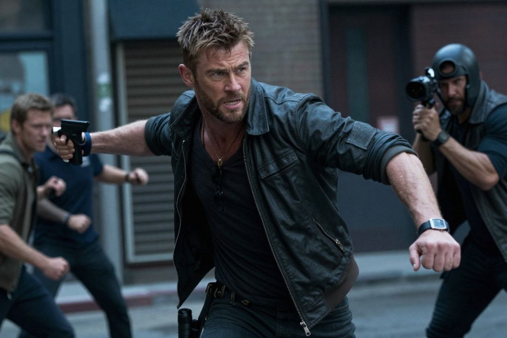 كريس هيمزوورث في مشهد قتالي من فيلم Extraction كريس هيمزوورث في مشهد قتالي من فيلم Extraction